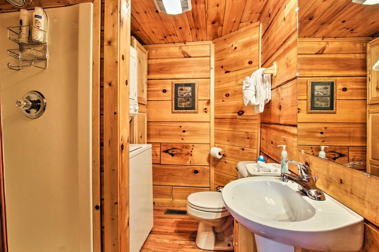 Mountainside Escape With Deck And Hot Tub! Holiday home
