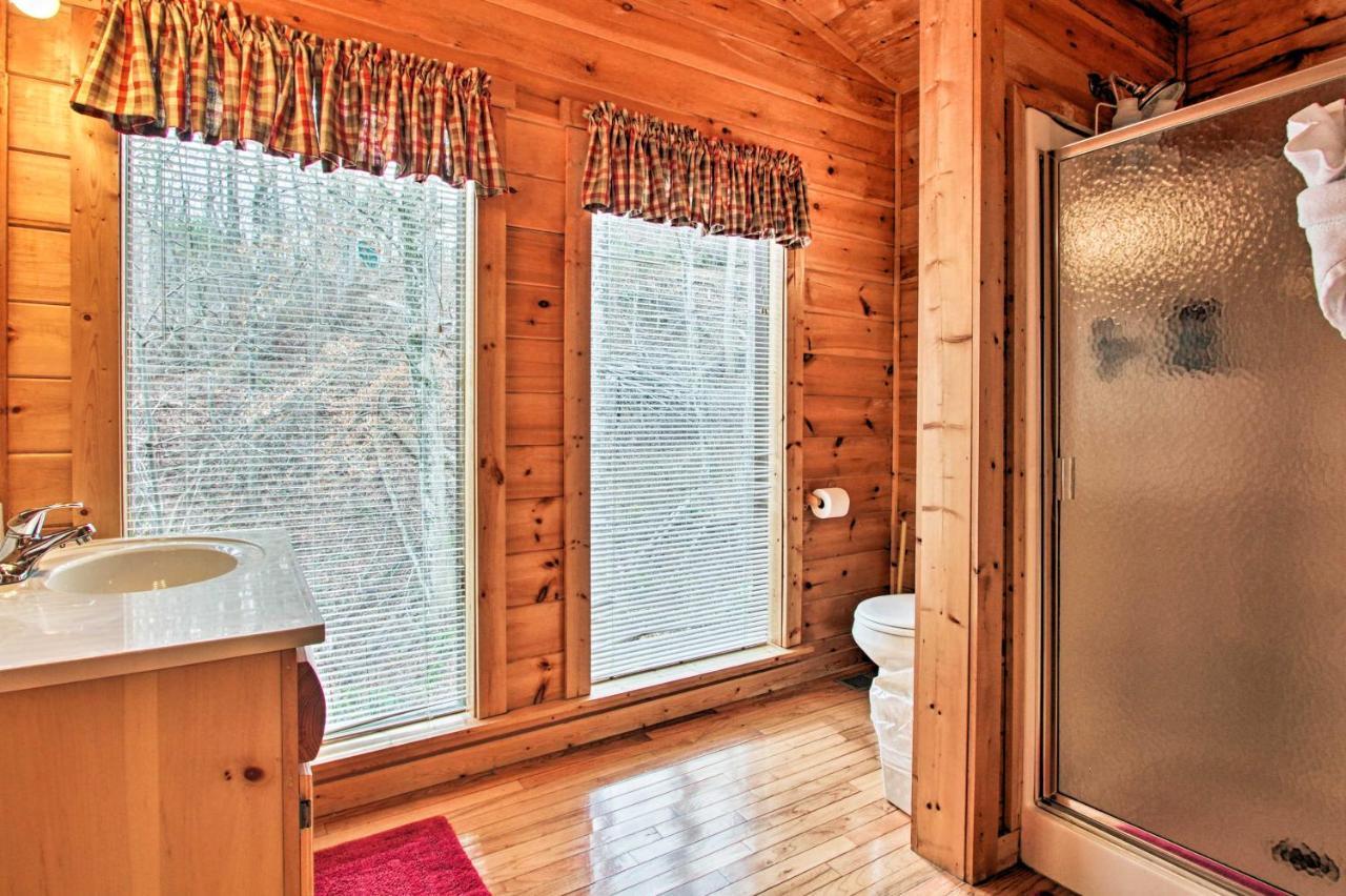 Mountainside Escape With Deck And Hot Tub! Holiday home *