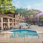 Super 8 By Wyndham Downtown Gatlinburg At Convention Center