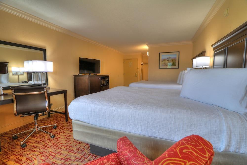 Edgewater And Conference Center Hotel