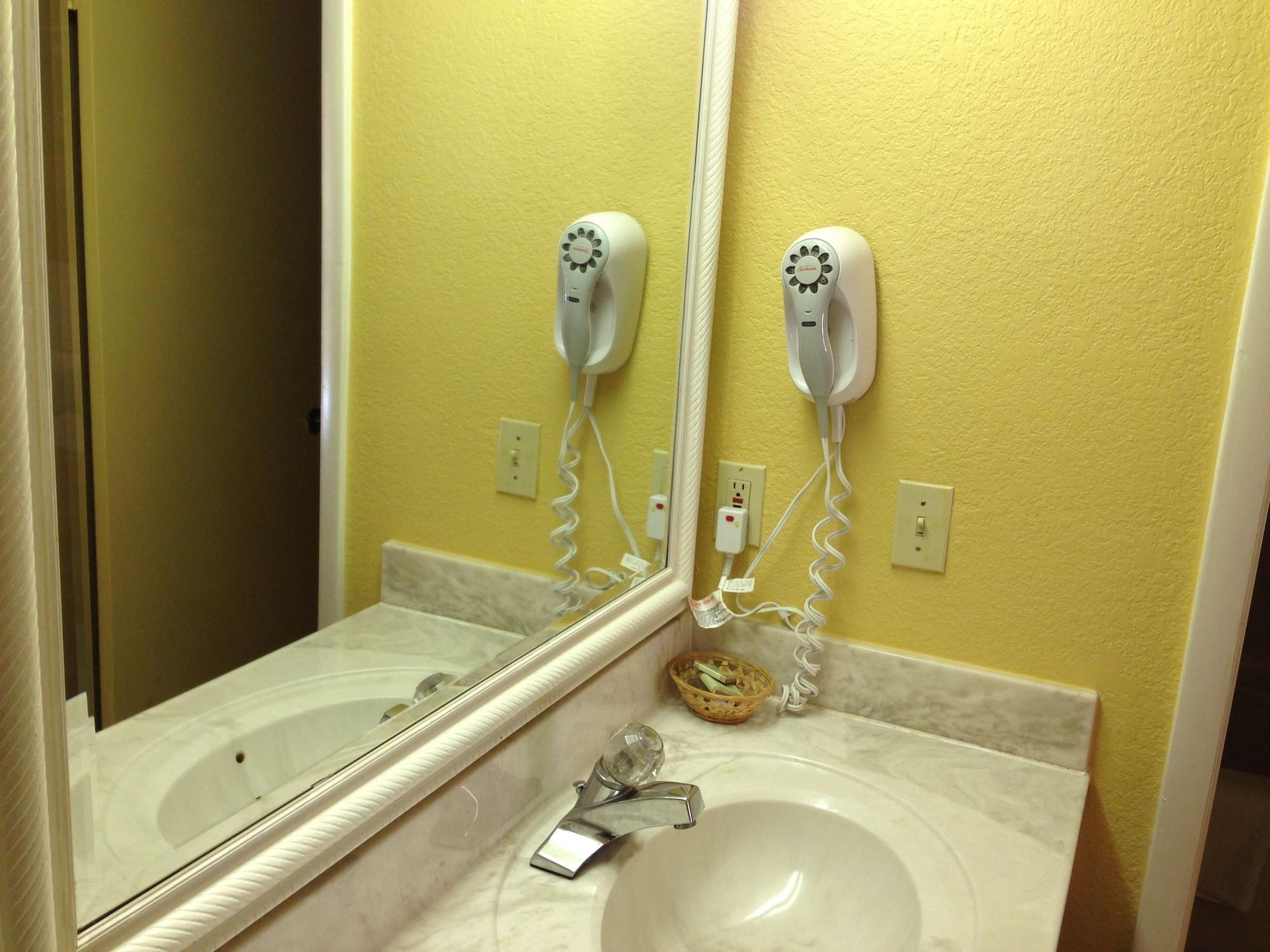 Super 8 By Wyndham Downtown At Convention Center Hotel 3*