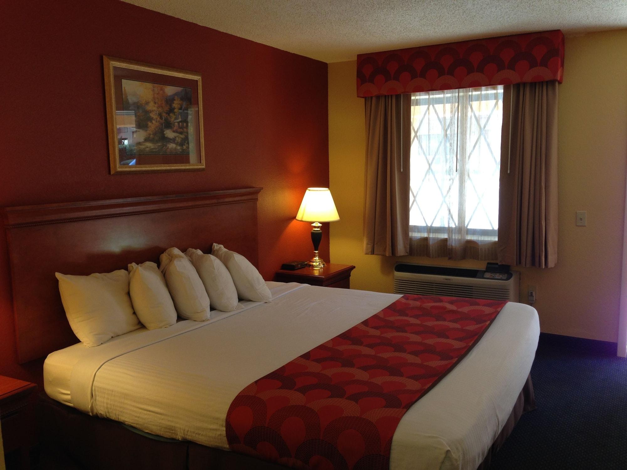 Hotel Super 8 By Wyndham Downtown At Convention Center 3*