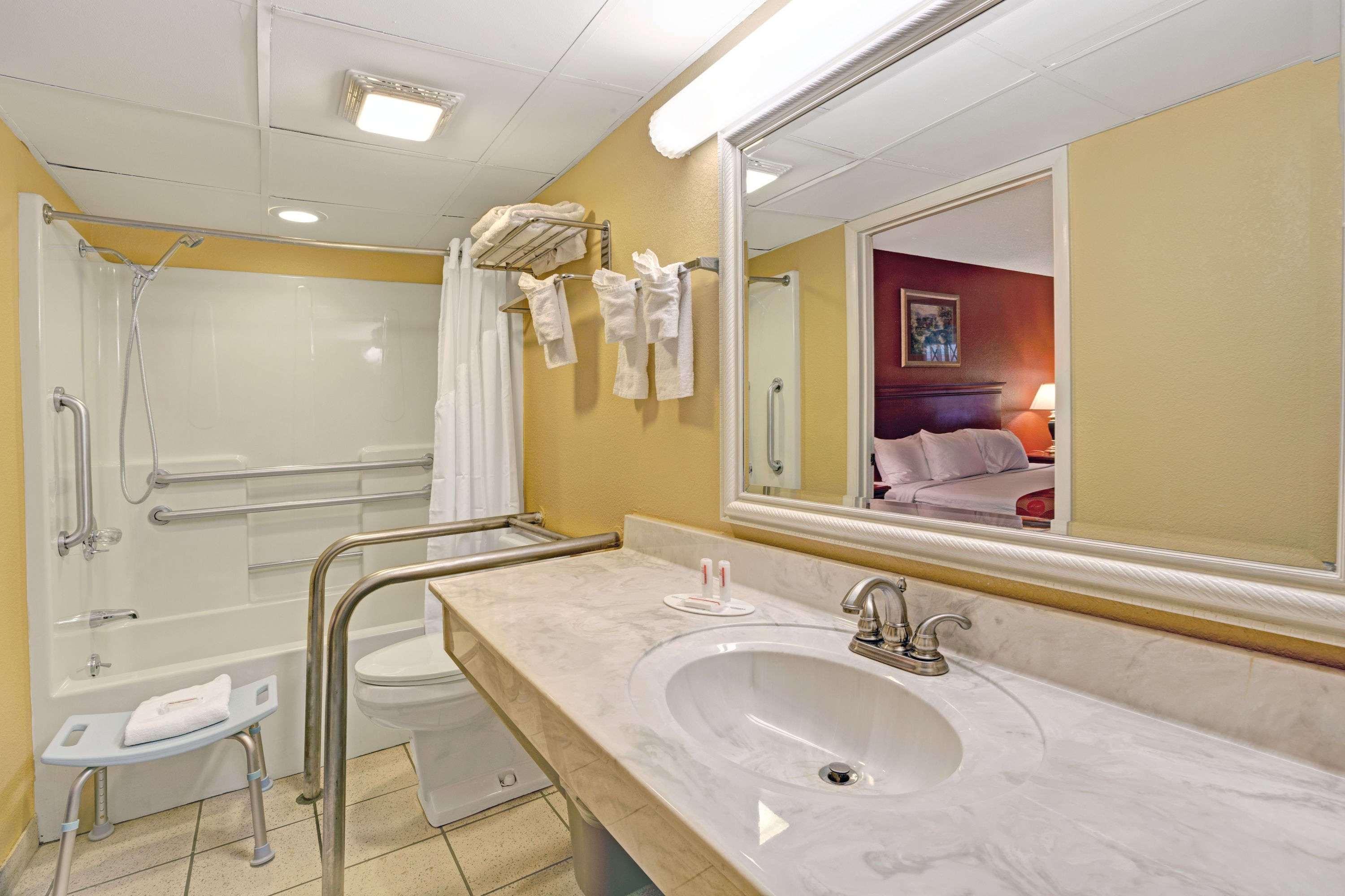 Super 8 By Wyndham Downtown At Convention Center 3*