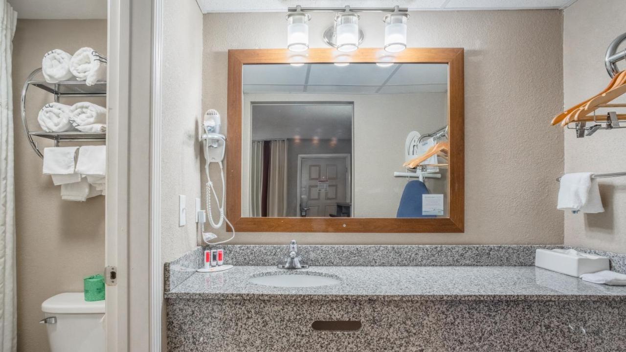 Super 8 By Wyndham Downtown At Convention Center Hotel 3*