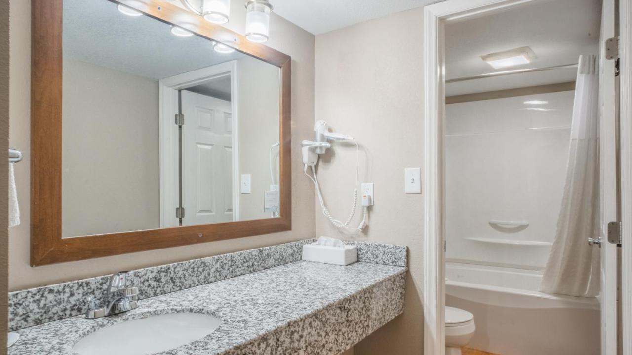 Super 8 By Wyndham Downtown At Convention Center Hotel 3*