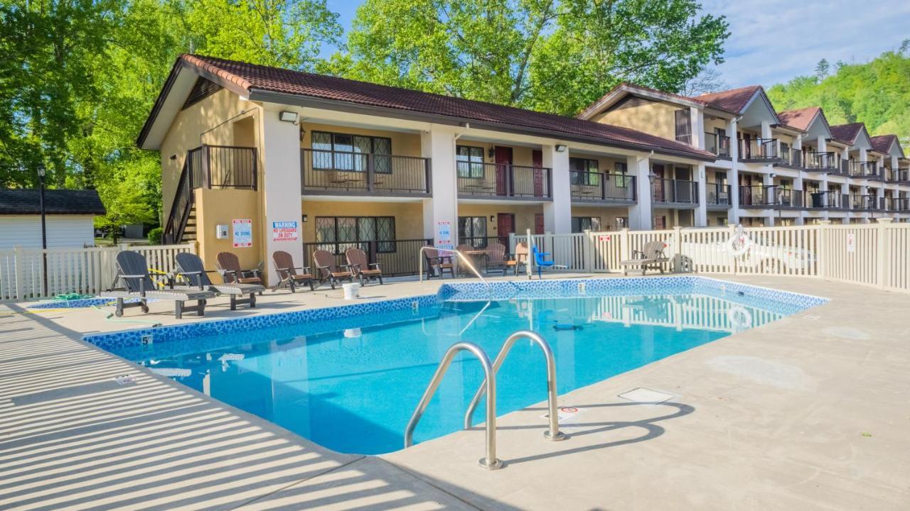 Super 8 By Wyndham Downtown At Convention Center 3*