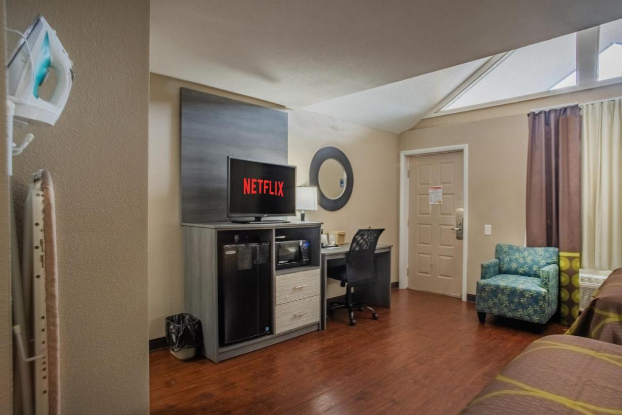 Hotel Super 8 By Wyndham Downtown At Convention Center 3*