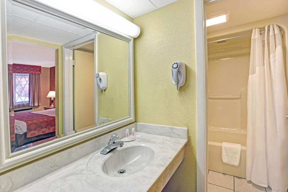 Hotel Super 8 By Wyndham Downtown At Convention Center 3*