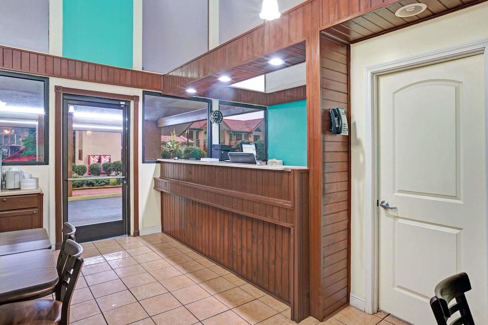 Super 8 By Wyndham Downtown At Convention Center 3*