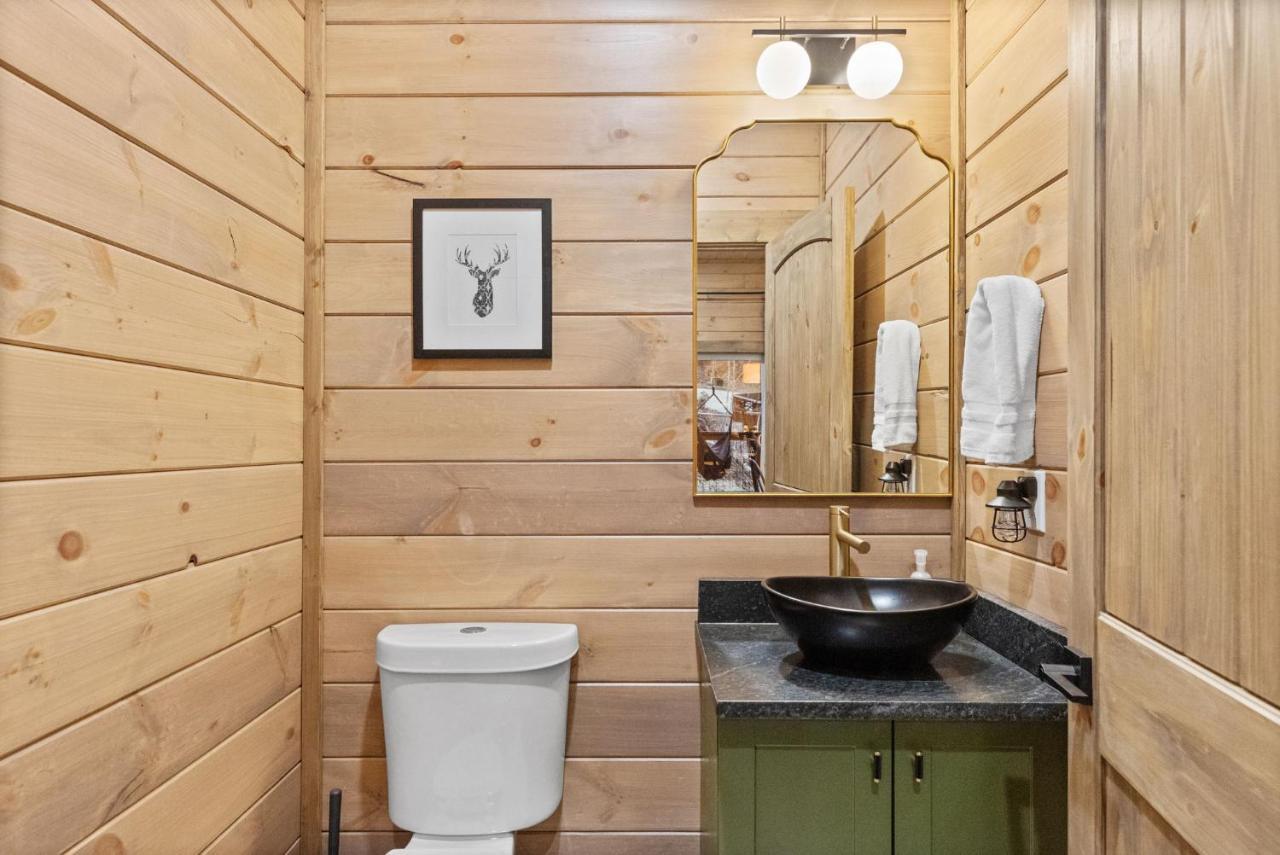 Mins To Gburg Sleeps 8 Hot Tub Arcade Area Pool Chalet *