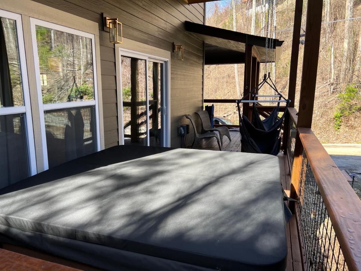 Mins To Gburg Sleeps 8 Hot Tub Arcade Area Pool Chalet *