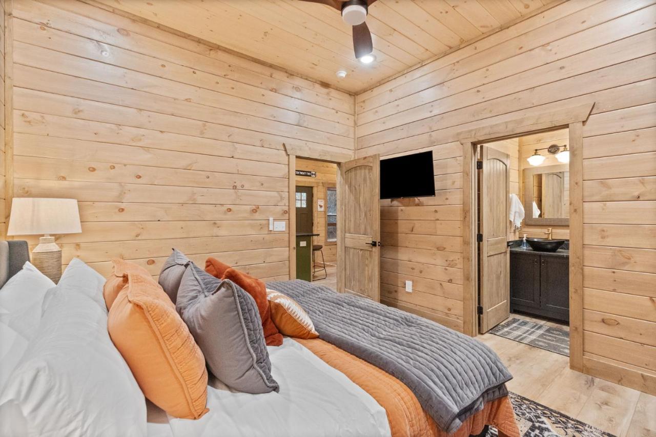Chalet Mins To Gburg Sleeps 8 Hot Tub Arcade Area Pool *