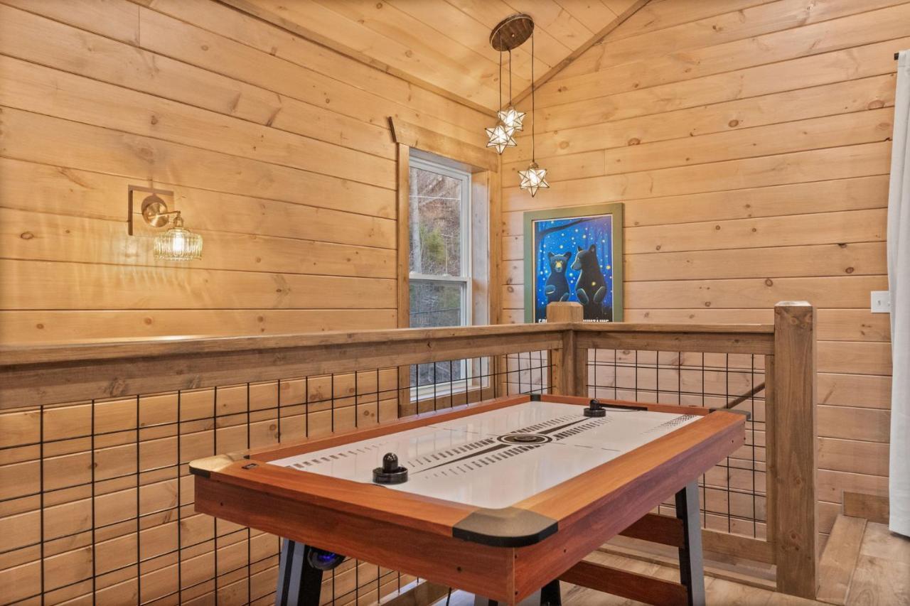 Mins To Gburg Sleeps 8 Hot Tub Arcade Area Pool *