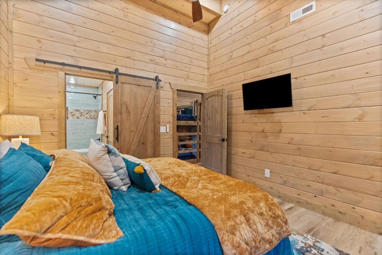 Mins To Gburg Sleeps 8 Hot Tub Arcade Area Pool