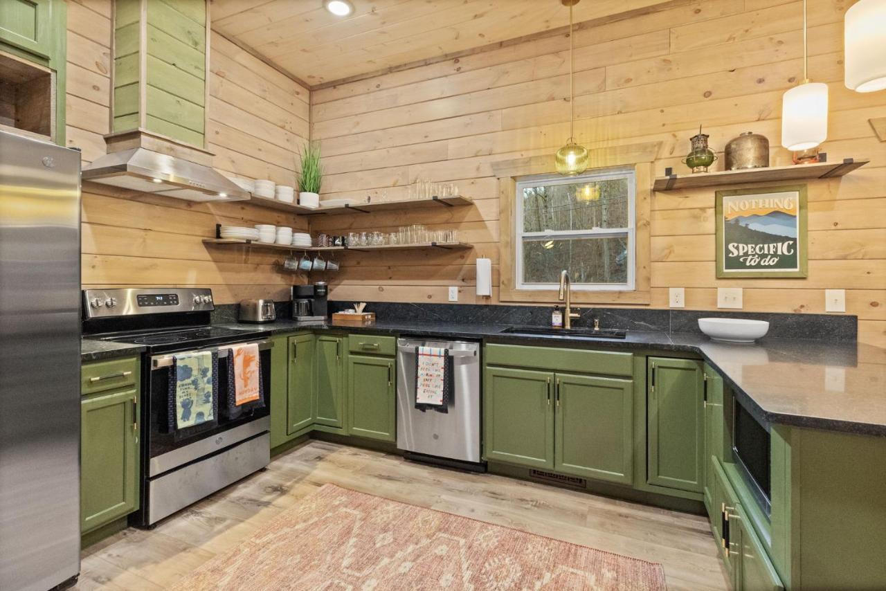 Mins To Gburg Sleeps 8 Hot Tub Arcade Area Pool Chalet *