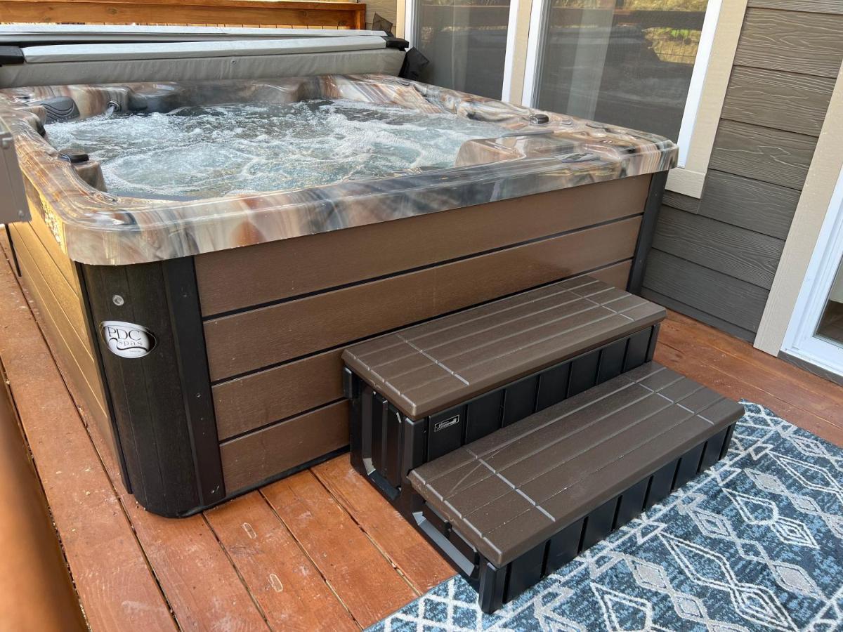 Chalet Mins To Gburg Sleeps 8 Hot Tub Arcade Area Pool *