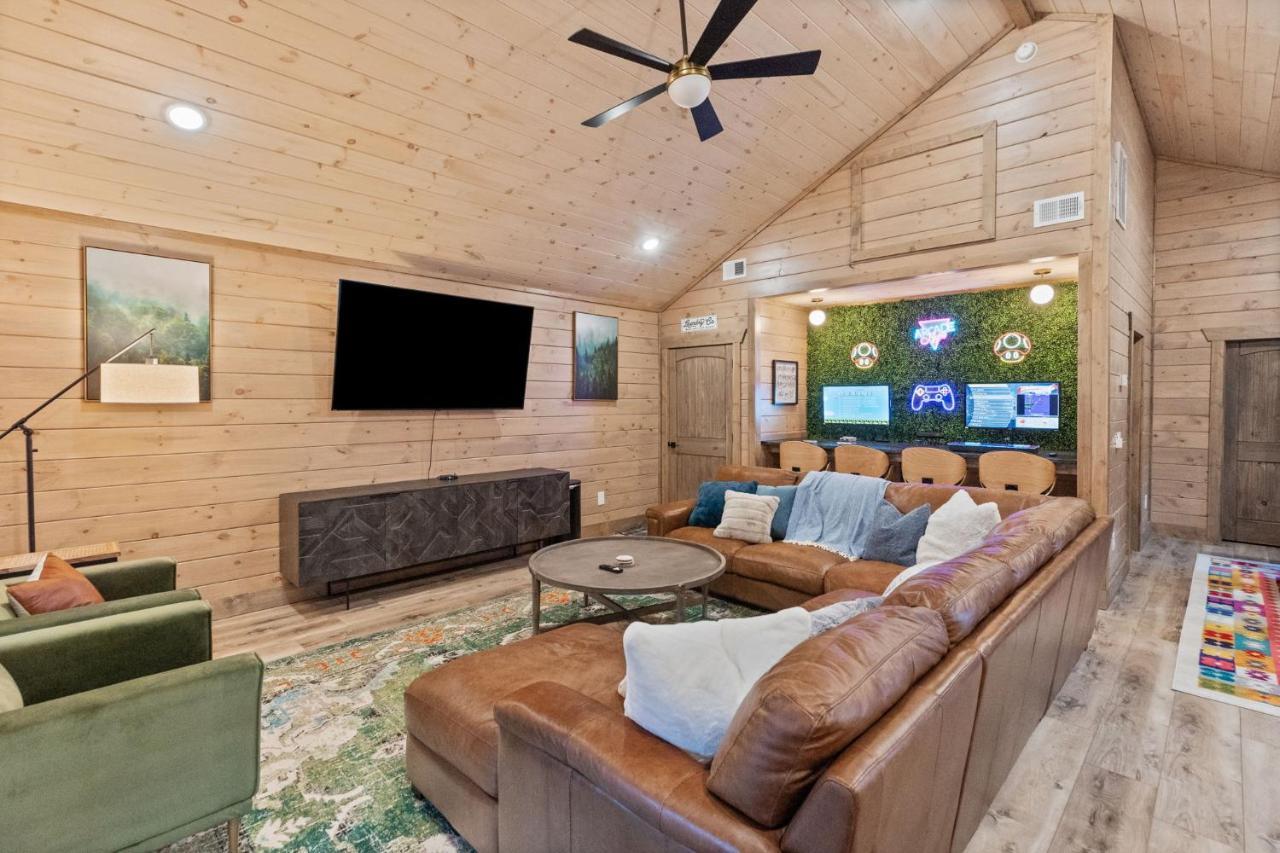Mins To Gburg Sleeps 8 Hot Tub Arcade Area Pool * Gatlinburg