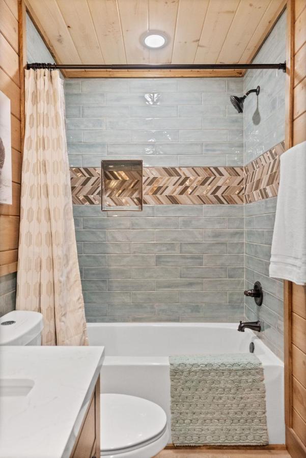 Chalet Mins To Gburg Sleeps 8 Hot Tub Arcade Area Pool