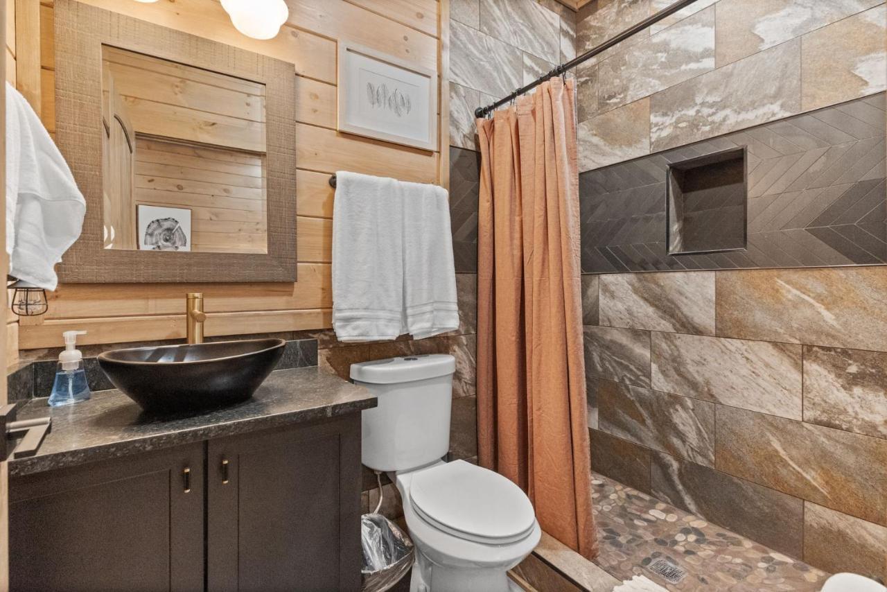 Mins To Gburg Sleeps 8 Hot Tub Arcade Area Pool Chalet