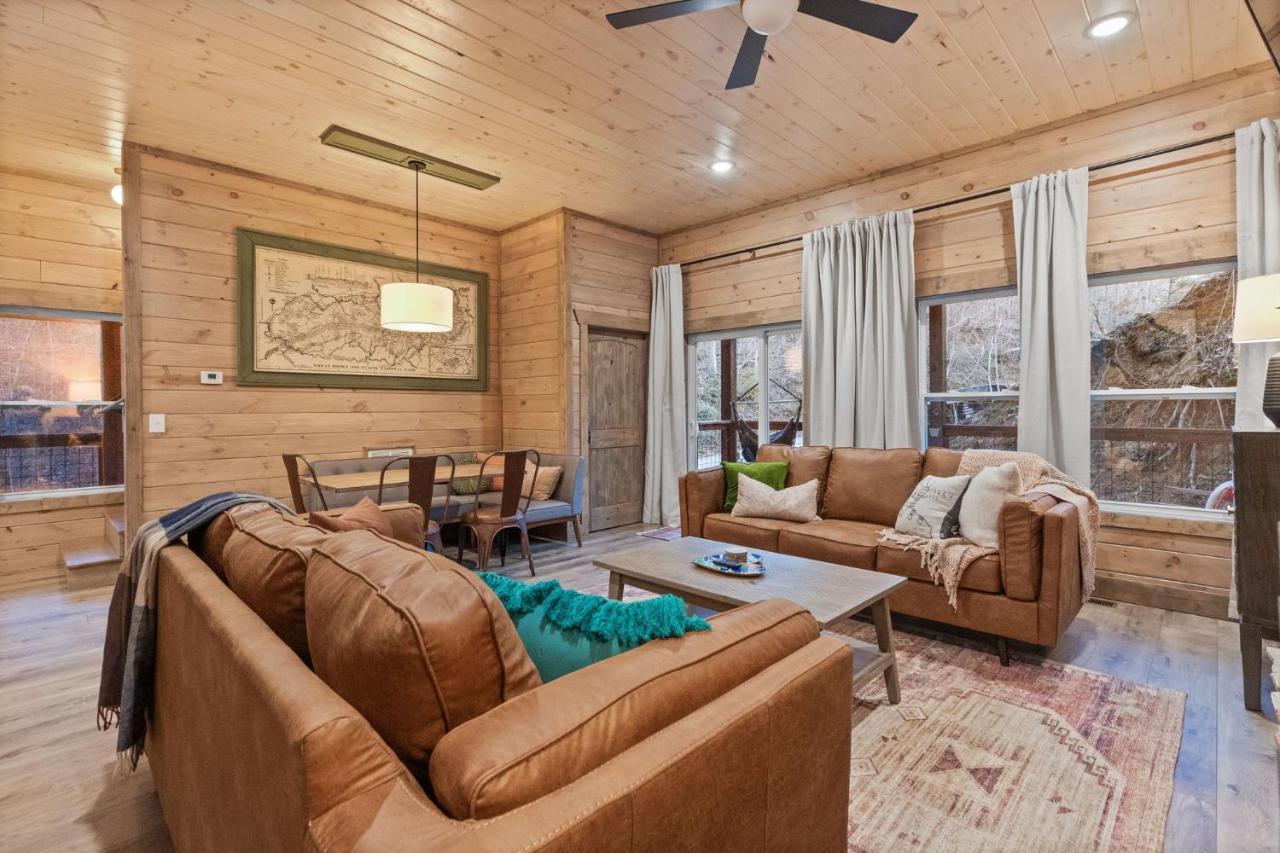 Chalet Mins To Gburg Sleeps 8 Hot Tub Arcade Area Pool *