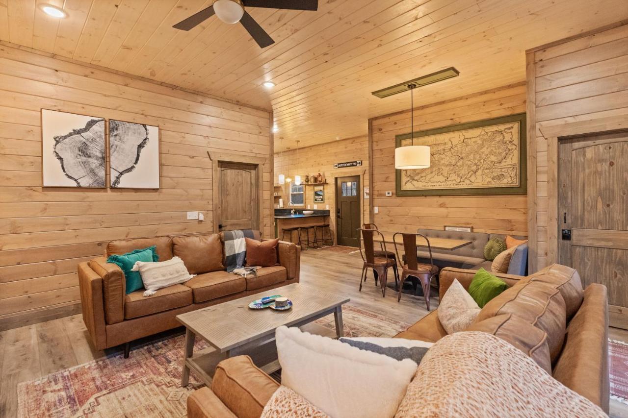 Mins To Gburg Sleeps 8 Hot Tub Arcade Area Pool