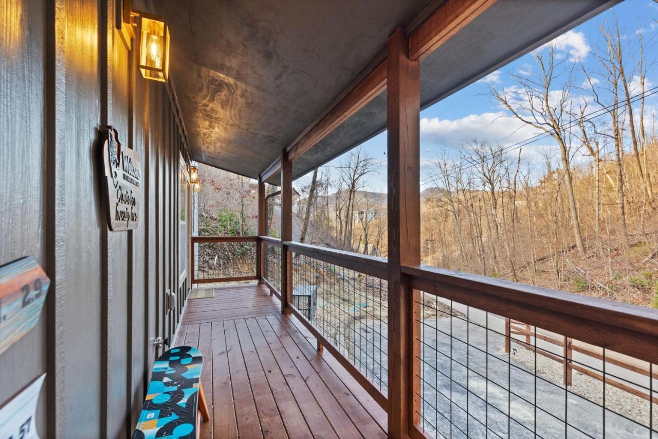 Chalet Mins To Gburg Sleeps 8 Hot Tub Arcade Area Pool Gatlinburg