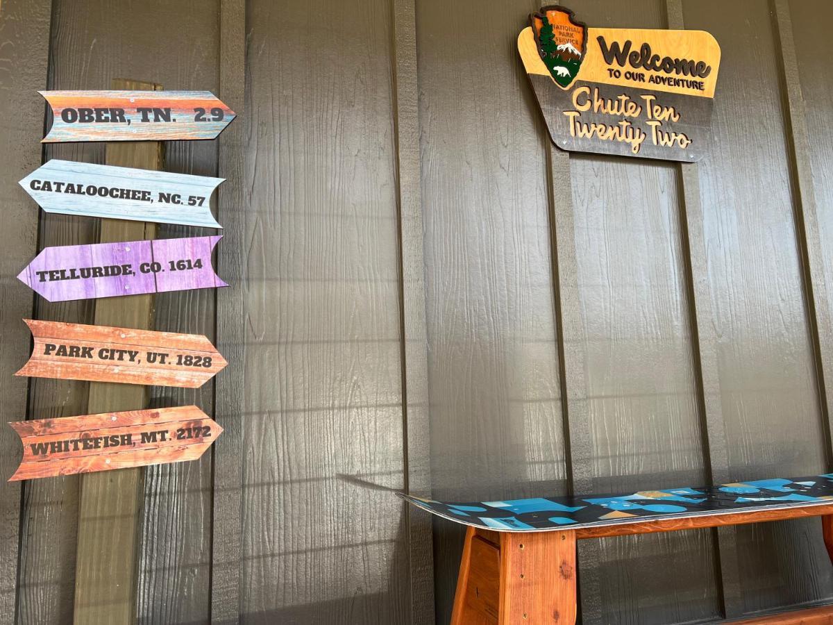 Mins To Gburg Sleeps 8 Hot Tub Arcade Area Pool Chalet