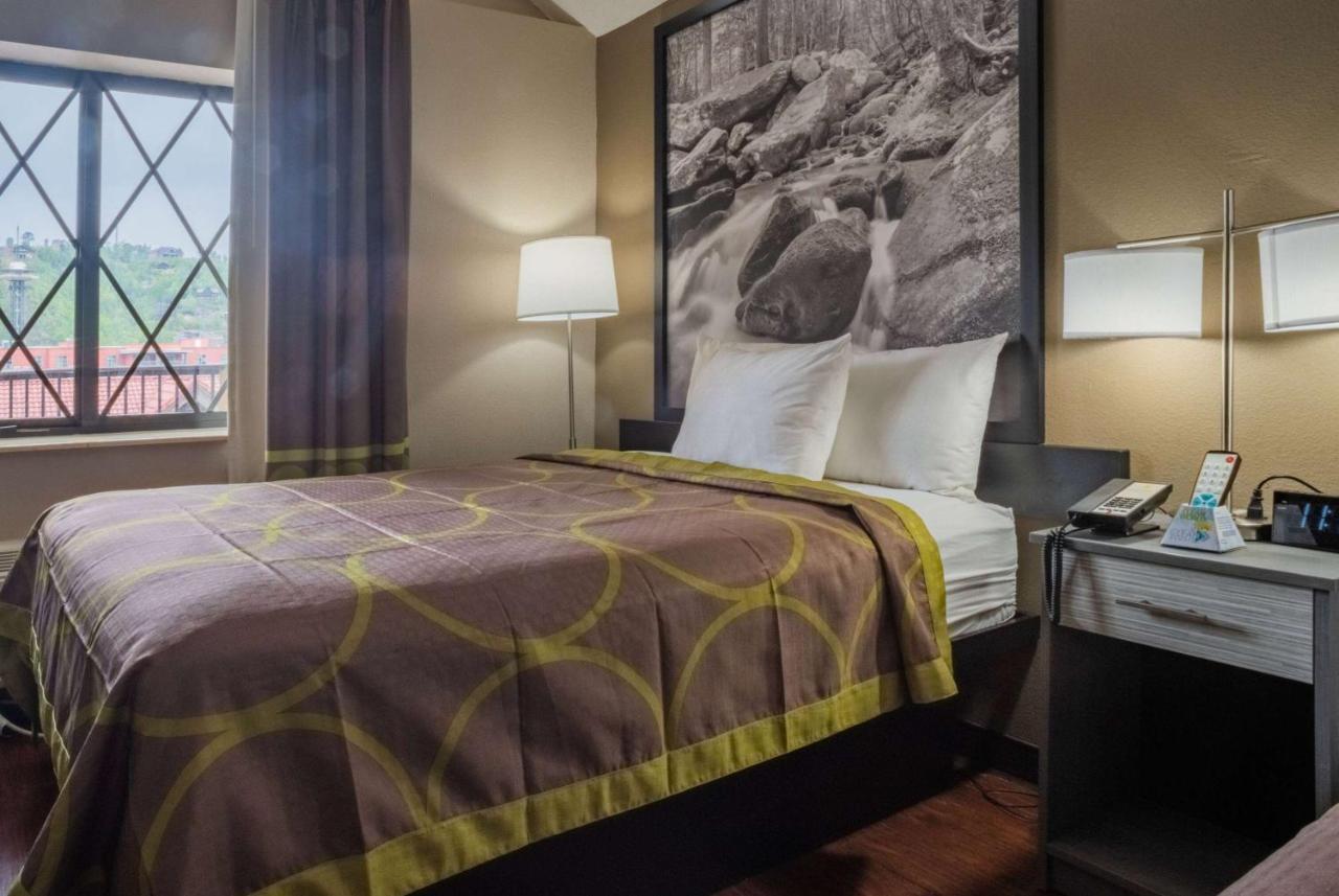 Super 8 By Wyndham Downtown At Convention Center 3*