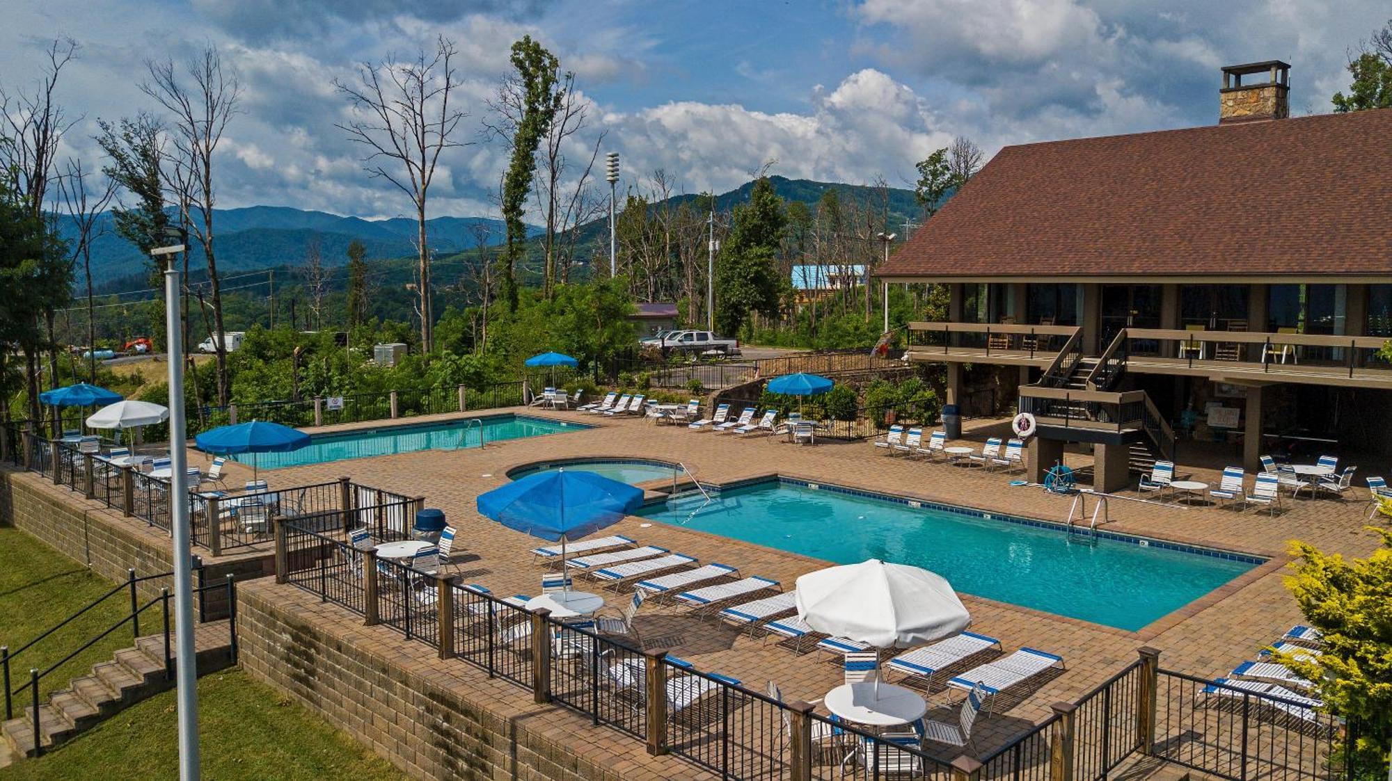 Mins To Gburg Sleeps 8 Hot Tub Arcade Area Pool Chalet *