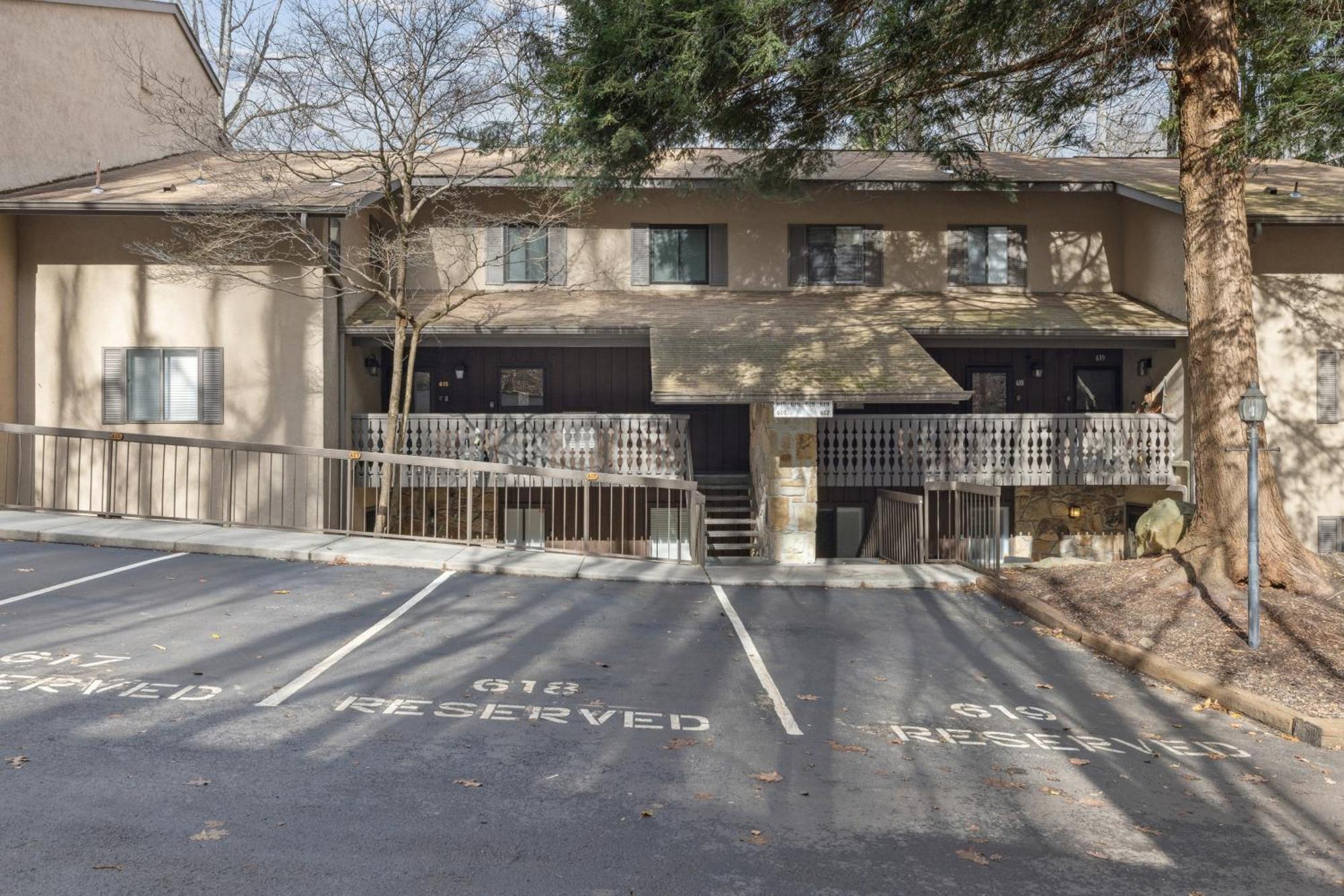 Modern With Pool Table, Balcony & Access To 3 Pools * Gatlinburg