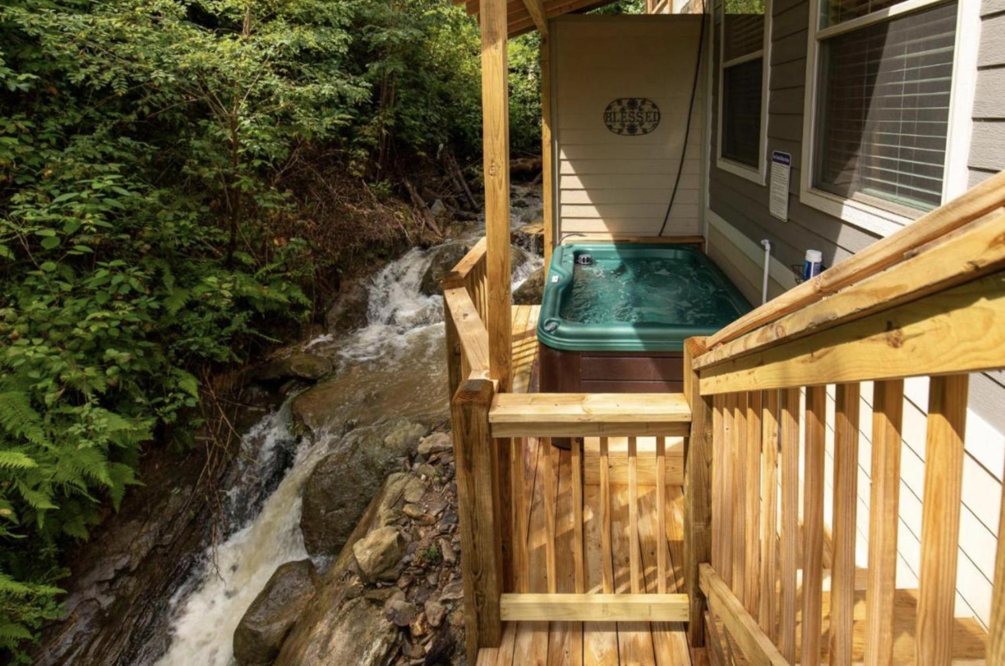 Falling Brook - Cozy Creekside With Hot Tub, Game Loft & Dog-friendly Comfort Holiday home Gatlinburg