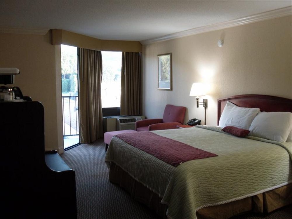 Hotel Edgewater And Conference Center