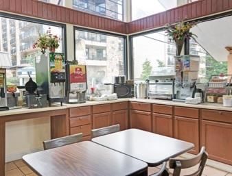 Hotel Super 8 By Wyndham Downtown At Convention Center 3*