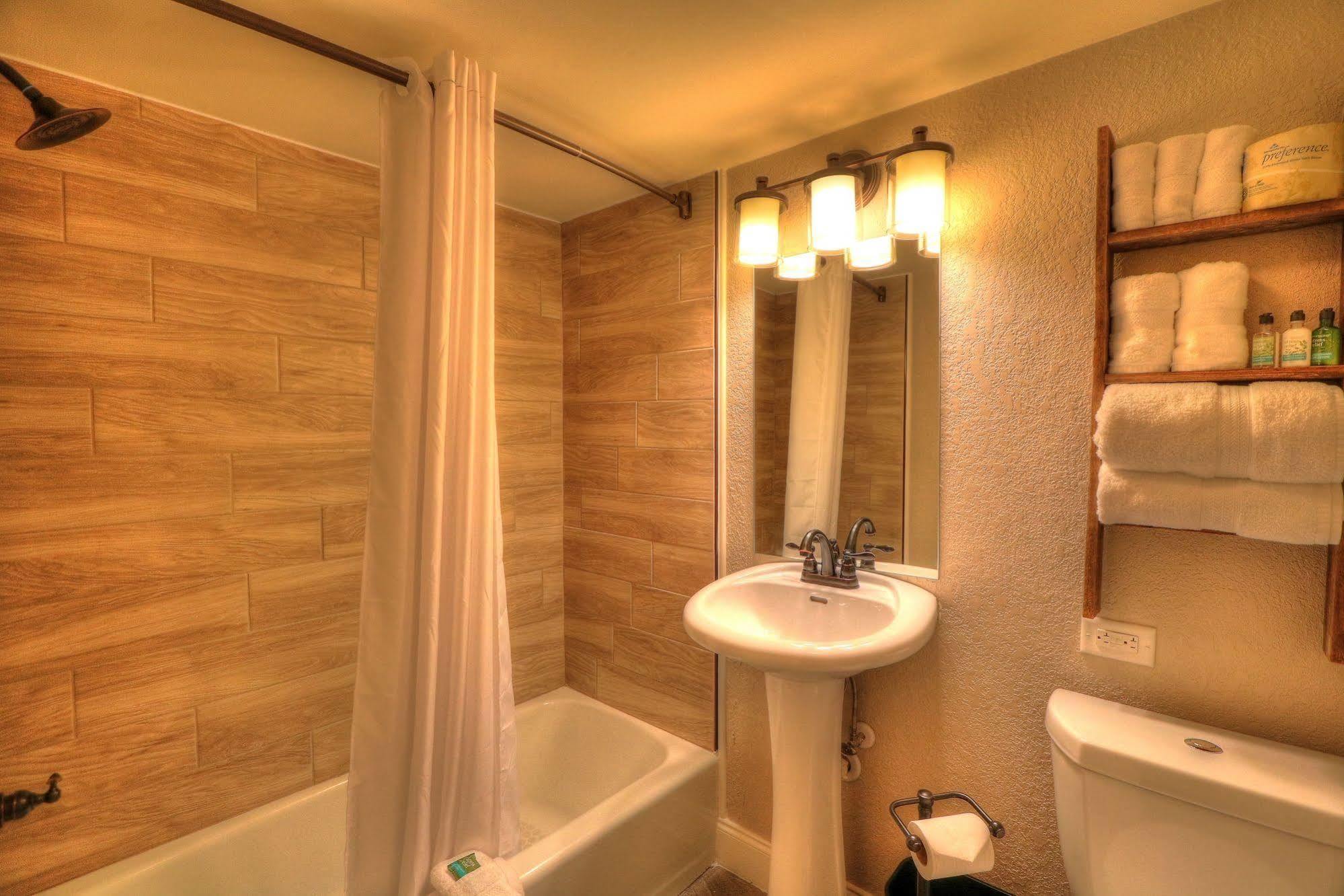 Hotel River Edge 2*