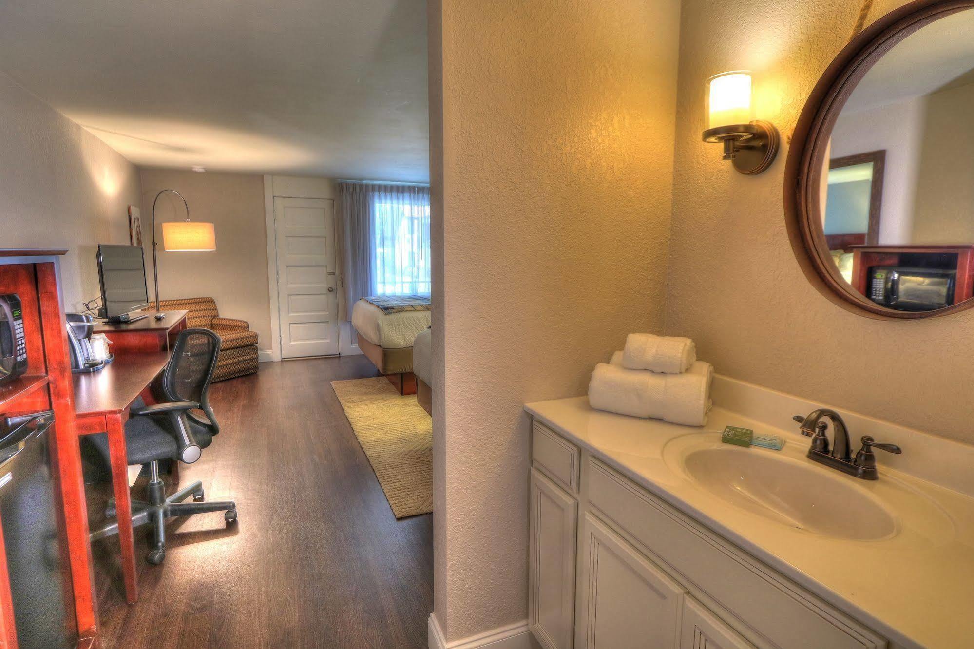 River Edge Hotel 2*