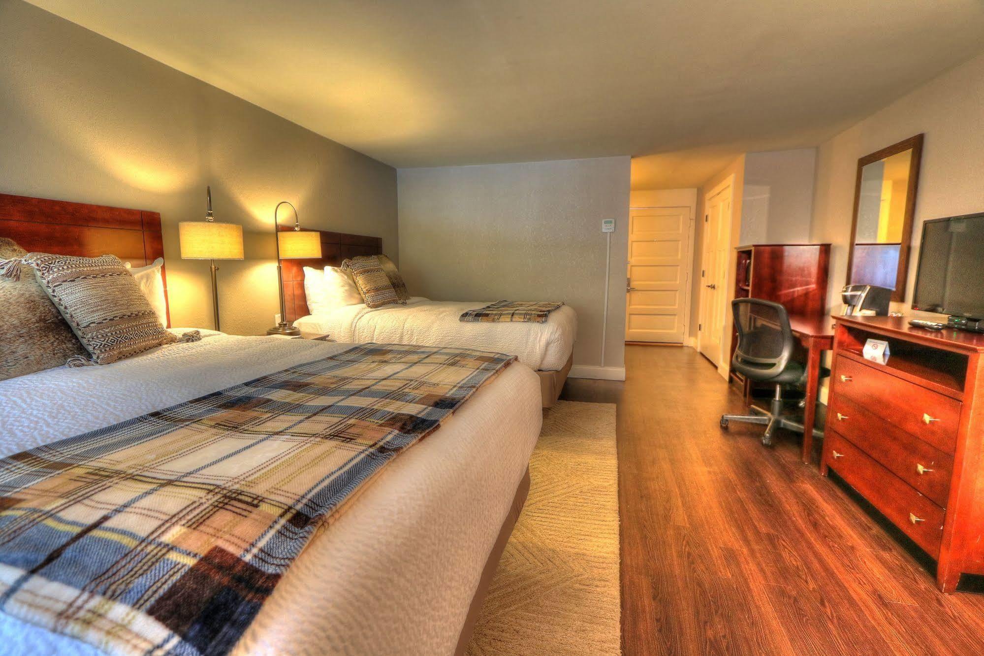 Hotel River Edge 2*