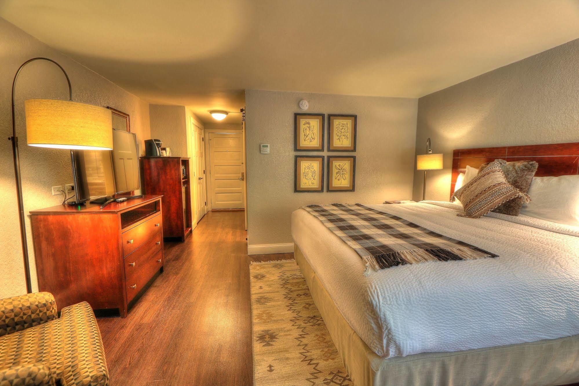 Hotel River Edge 2*