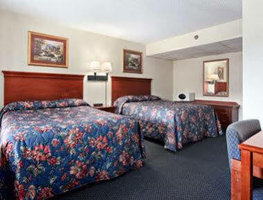 Hotel Super 8 By Wyndham Downtown At Convention Center 3*